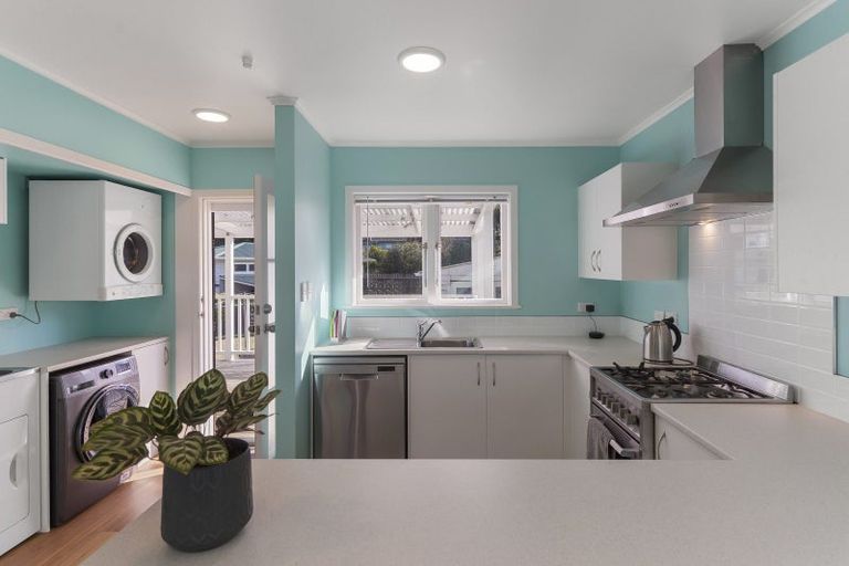 Photo of property in 21 Taupo Street, Green Bay, Auckland, 0604