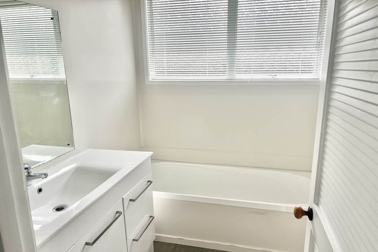 Photo of property in 2 Cushla Place, Massey, Auckland, 0614