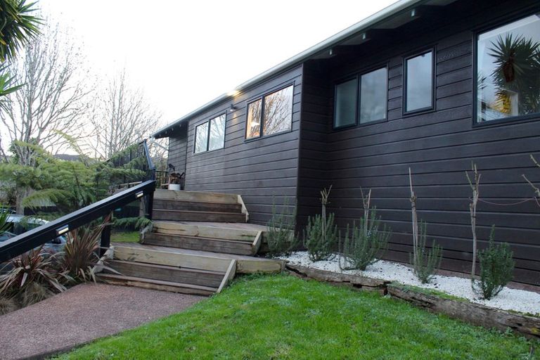 Photo of property in 10 Tokay Place, Huapai, Kumeu, 0810