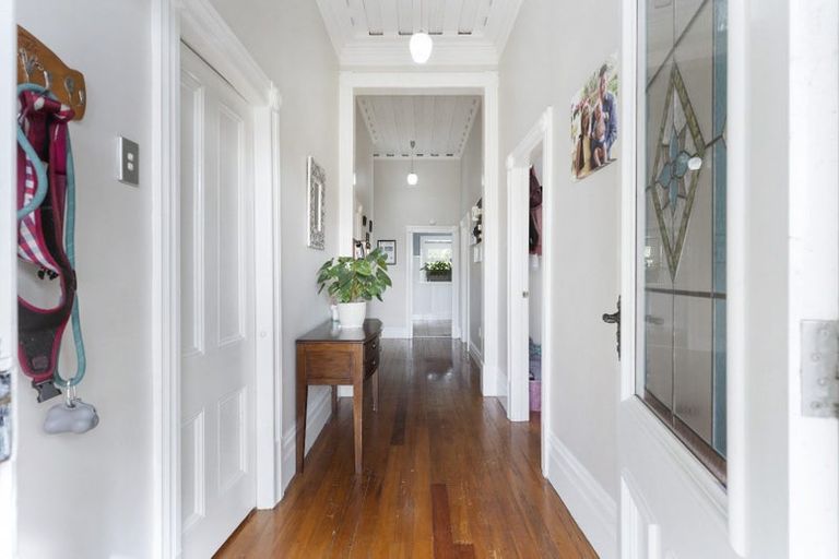 Photo of property in 140 Coronation Road, Mangere Bridge, Auckland, 2022