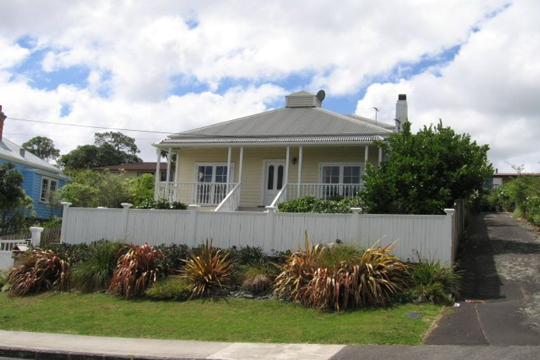 Photo of property in 1/65 Palmerston Road, Birkenhead, Auckland, 0626