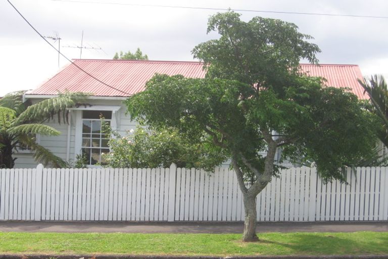 Photo of property in 2/21 Cowper Street, Devonport, Auckland, 0624