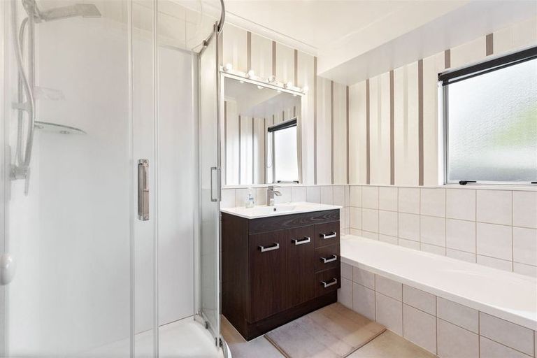 Photo of property in 13 Bridgehead Cove, West Harbour, Auckland, 0618