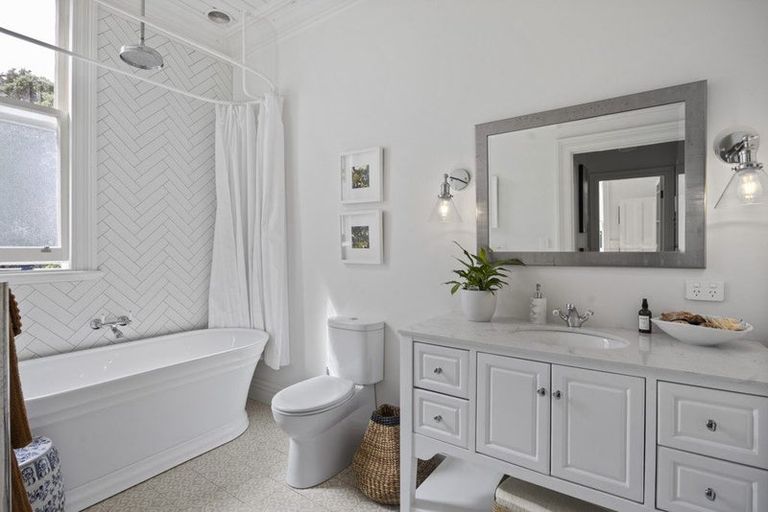 Photo of property in 329 Mangorei Road, Merrilands, New Plymouth, 4312