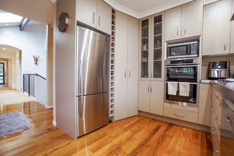 Photo of property in 16 La Lena Grove, Fitzherbert, Palmerston North, 4410