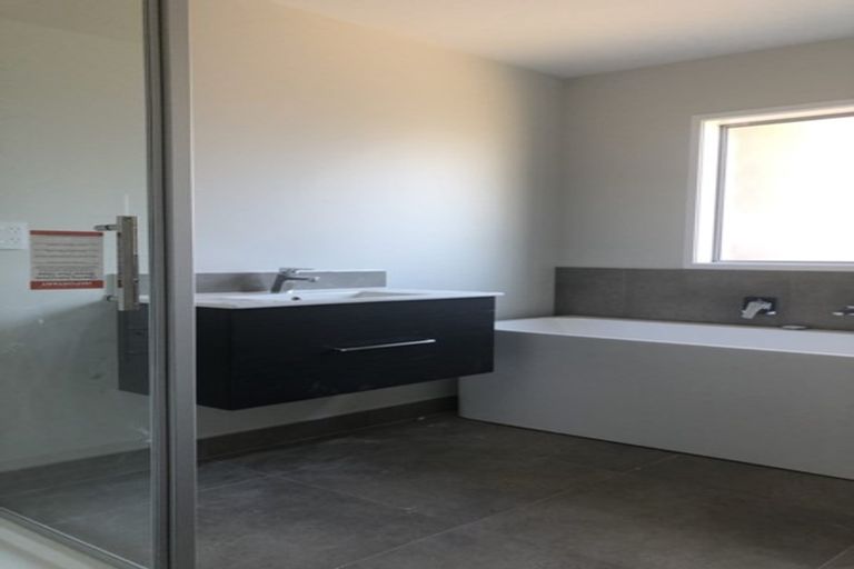 Photo of property in 18 Papa Orchard Drive, Kumeu, 0810