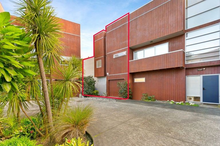 Photo of property in 76h Edmonton Road, Henderson, Auckland, 0612
