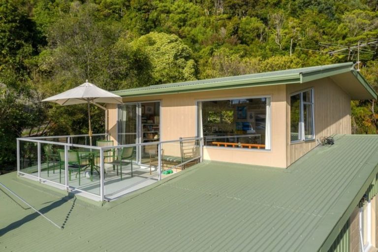 Photo of property in 27 Seaview Crescent, Picton, 7220
