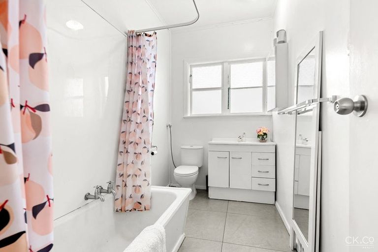 Photo of property in 112 Cambridge Terrace, Fairfield, Lower Hutt, 5011