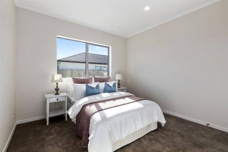 Photo of property in 18 Gilbransen Road, Kumeu, 0810