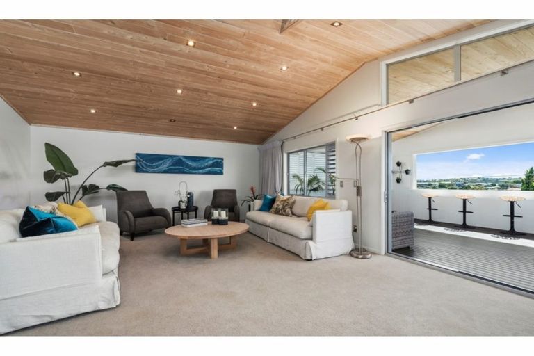 Photo of property in 1/33 Braemar Road, Rothesay Bay, Auckland, 0630