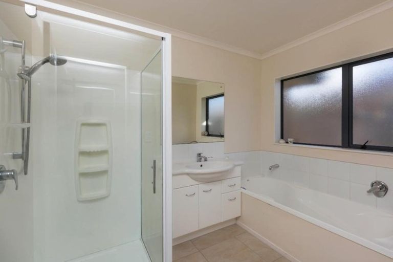 Photo of property in 14 Percy Kinsman Crescent, Riverstone Terraces, Upper Hutt, 5018