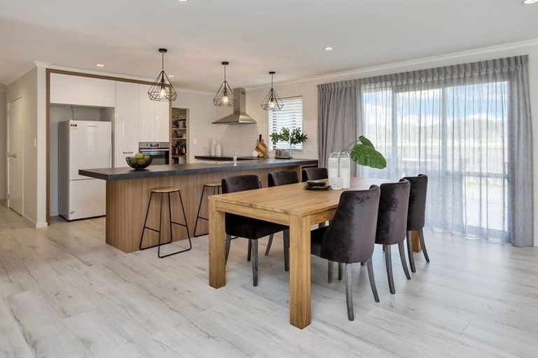 Photo of property in 32 Waitemata Drive, One Tree Point, 0118