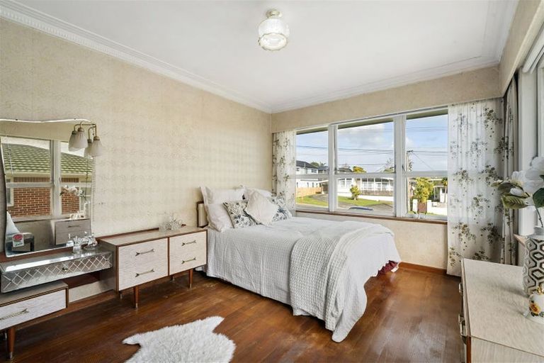Photo of property in 84 Royal View Road, Te Atatu South, Auckland, 0610
