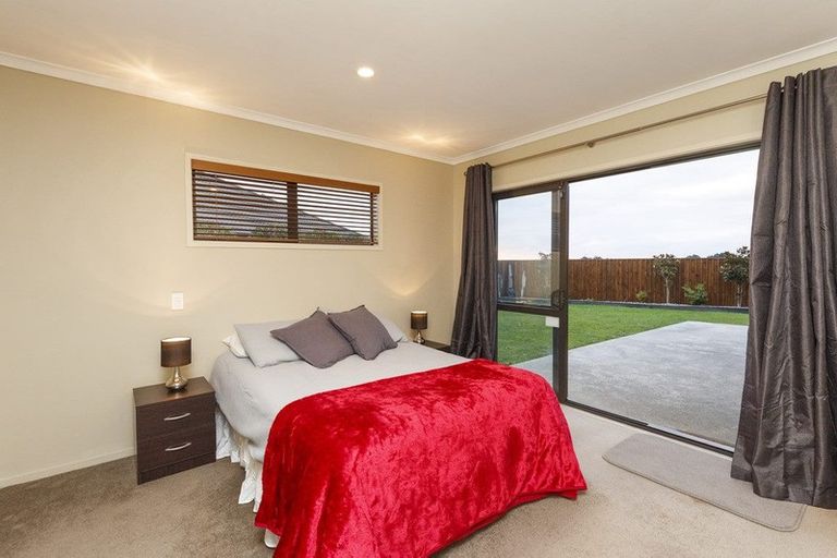Photo of property in 5 Ron Place, Fitzherbert, Palmerston North, 4410