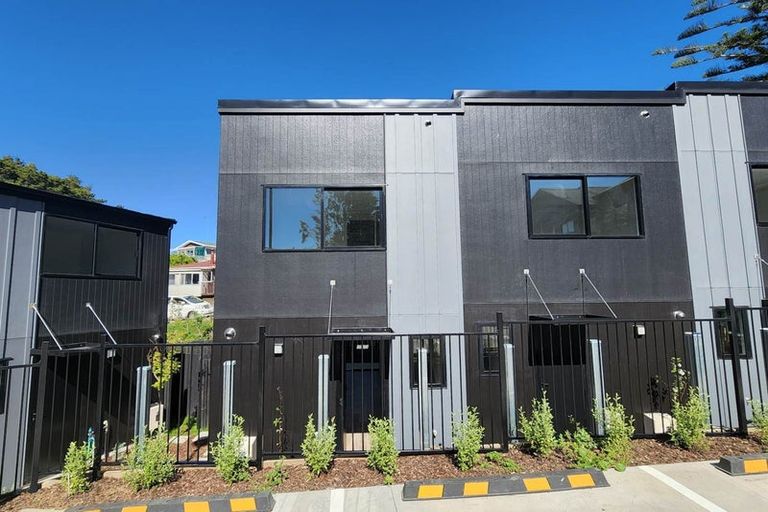 Photo of property in 7/37 Camelot Place, Glenfield, Auckland, 0629