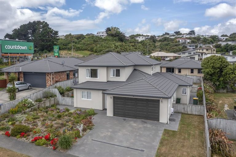 Photo of property in 3 Routeburn Avenue, Aotea, Porirua, 5024