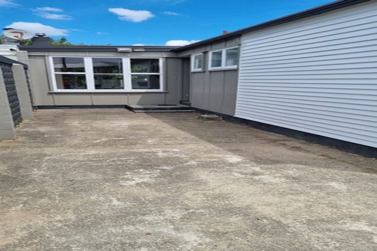 Photo of property in 28 Davidson Crescent, Tawa, Wellington, 5028