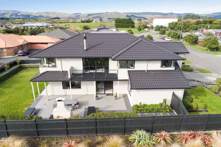 Photo of property in 187 Ruapehu Drive, Fitzherbert, Palmerston North, 4410