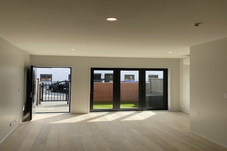 Photo of property in 19 Lyons Avenue, Murrays Bay, Auckland, 0630