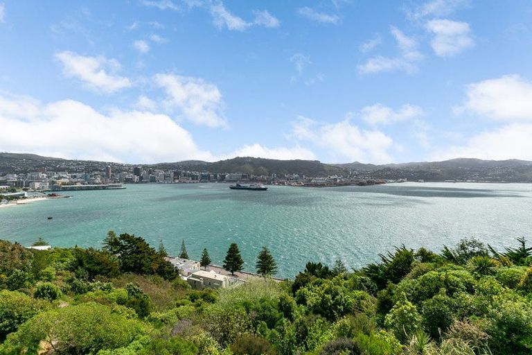 Photo of property in 1/22 The Crescent, Roseneath, Wellington, 6011