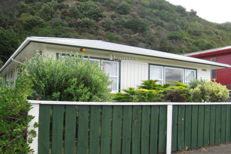 Photo of property in 121 Breaker Bay Road, Breaker Bay, Wellington, 6022