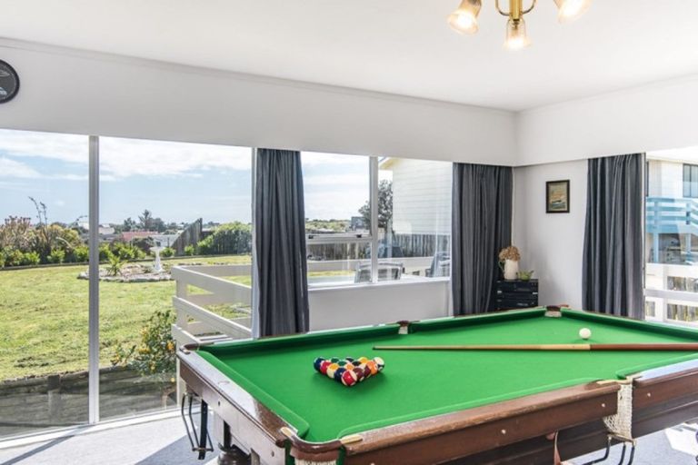 Photo of property in 5 Freyberg Crescent, Waikanae Beach, Waikanae, 5036