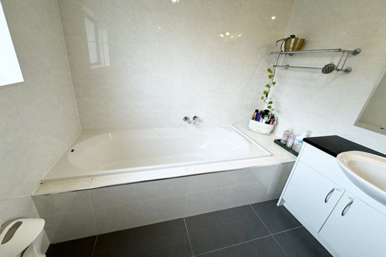 Photo of property in 2/63 Pupuke Road, Birkenhead, Auckland, 0627