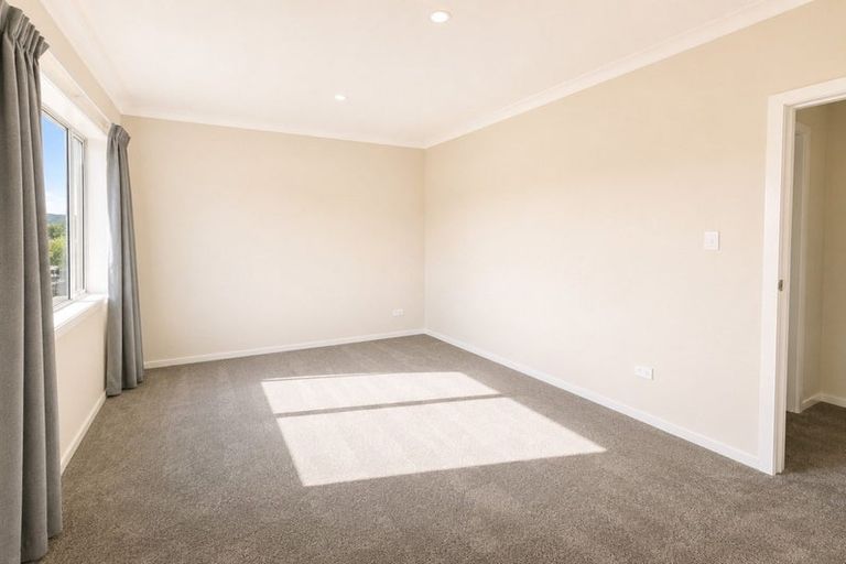 Photo of property in 10/19 Collins Avenue, Tawa, Wellington, 5028