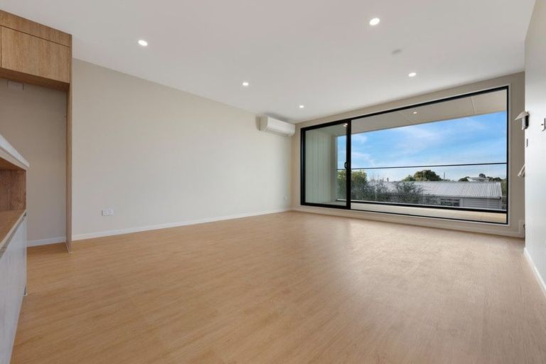 Photo of property in 4202d Great North Road, Glendene, Auckland, 0602