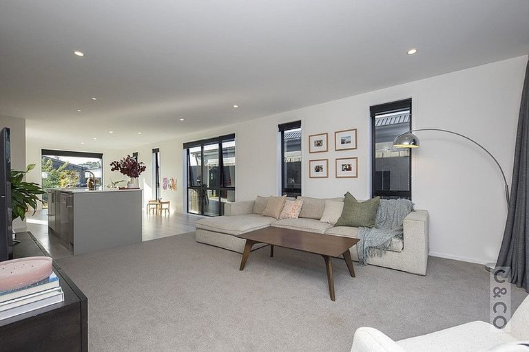 Photo of property in 37 Lumbarda Drive, Kumeu, 0810