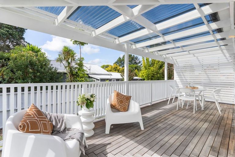 Photo of property in 1/8 West Lynn Road, Titirangi, Auckland, 0604