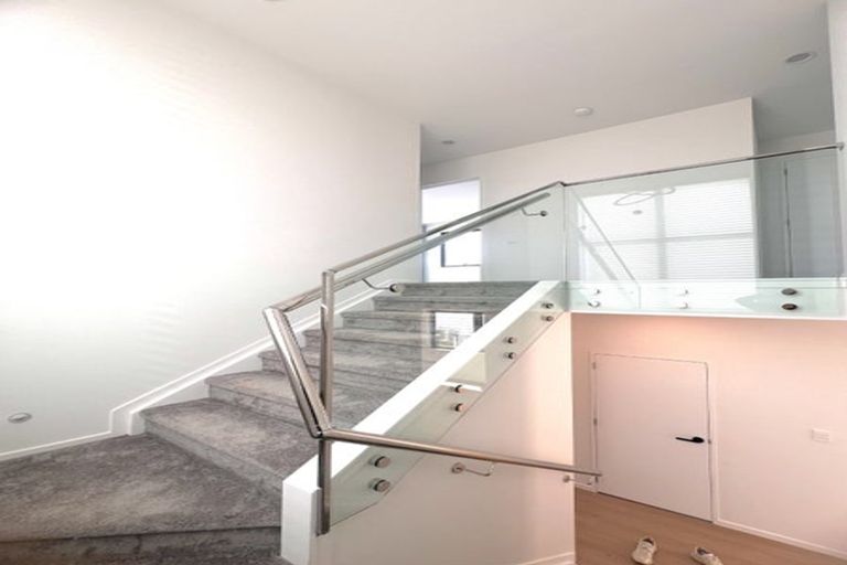 Photo of property in 1a Wren Place, Unsworth Heights, Auckland, 0632