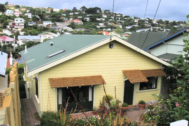 Photo of property in 19 Waikato Street, Island Bay, Wellington, 6023