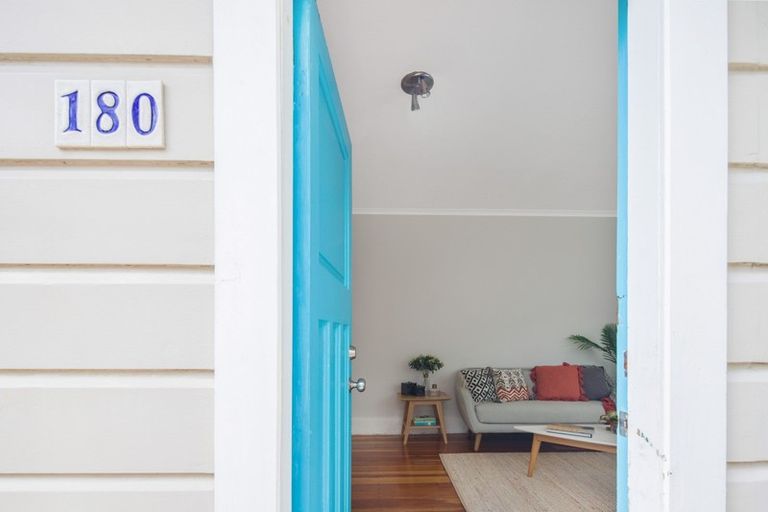 Photo of property in 180 Sutherland Road, Lyall Bay, Wellington, 6022