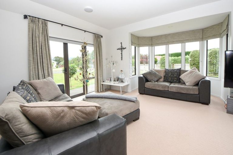 Photo of property in 8 Daffodil Grove, Carterton, 5713