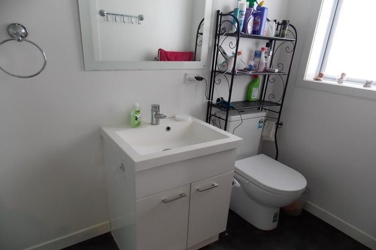 Photo of property in 11a Pinkerton Grove, Newlands, Wellington, 6037