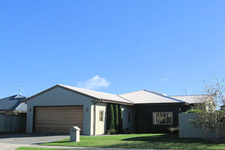 Photo of property in 82 Realm Drive, Paraparaumu, 5032