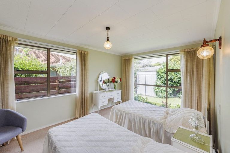 Photo of property in 2 Huhana Court, Hokowhitu, Palmerston North, 4410