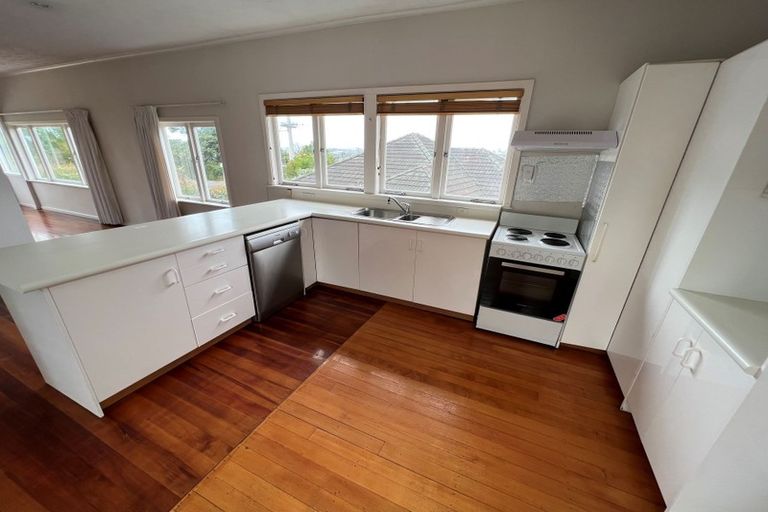 Photo of property in 2/160 East Coast Road, Forrest Hill, Auckland, 0620