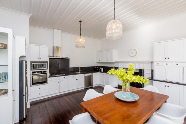 Photo of property in 100 Belt Road, New Plymouth, 4310