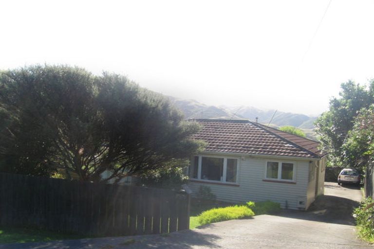 Photo of property in 207 Miromiro Road, Normandale, Lower Hutt, 5010