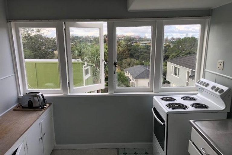 Photo of property in 51 Onewa Road, Northcote, Auckland, 0627