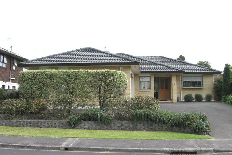 Photo of property in 4 Taupiko Place, Green Bay, Auckland, 0604