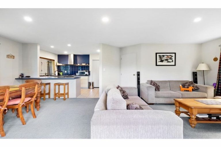 Photo of property in 2/24 Merton Avenue, Glenfield, Auckland, 0627