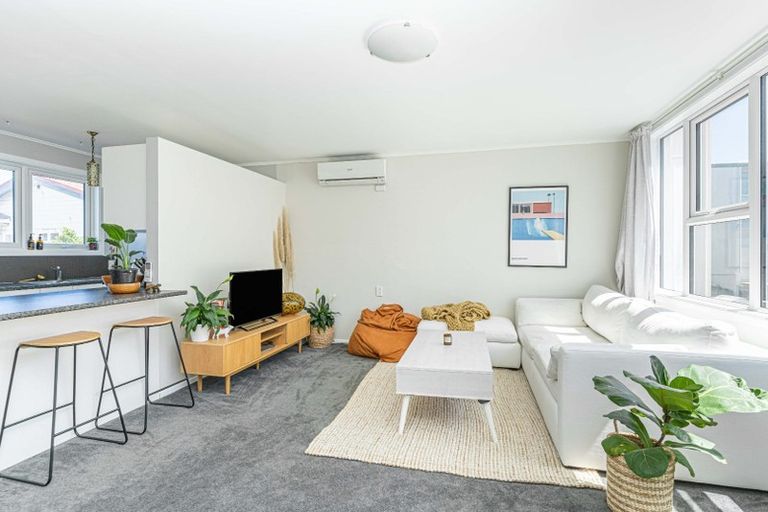 Photo of property in 4/55 Apu Crescent, Lyall Bay, Wellington, 6022