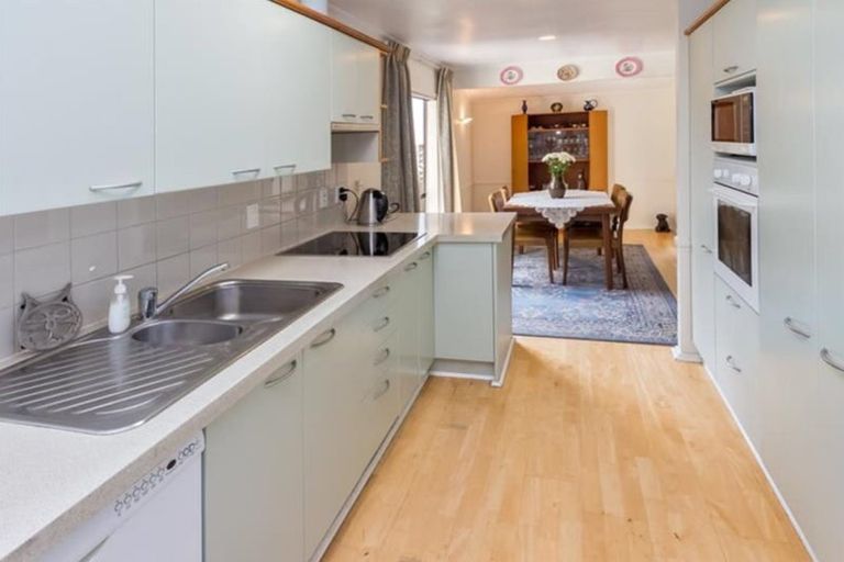 Photo of property in 6 Orinda Close, Botany Downs, Auckland, 2010