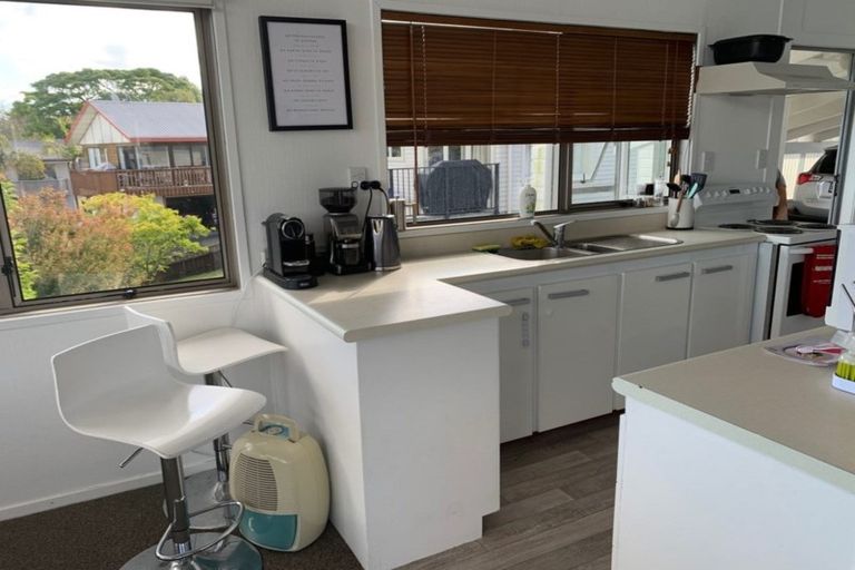 Photo of property in 2/27-31 Target Road, Totara Vale, Auckland, 0629