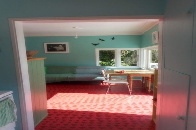 Photo of property in 123 Garden Road, Piha, New Lynn, 0772