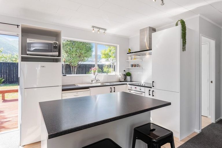 Photo of property in 3a Arthur Grove, Waikanae, 5036